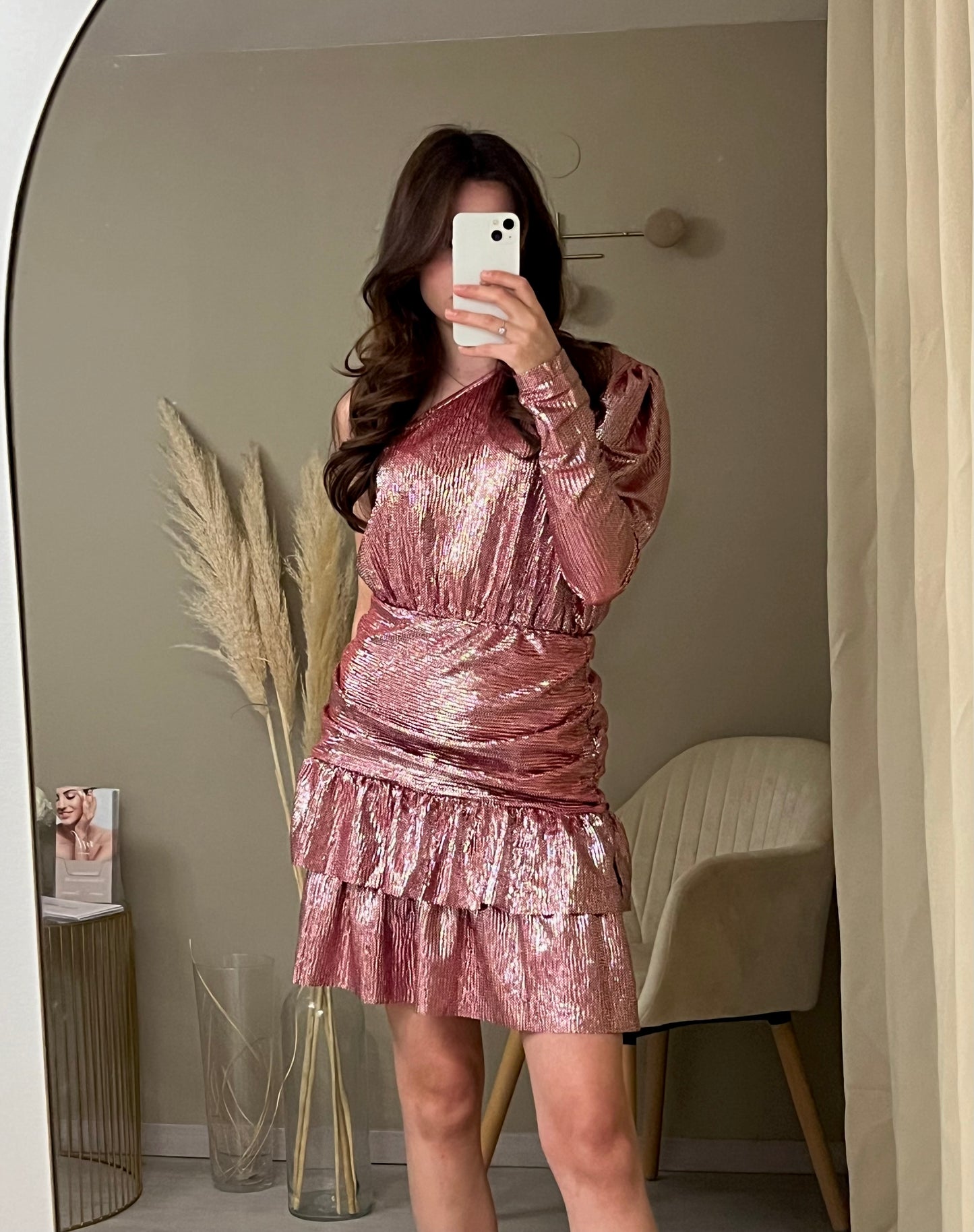 Robe brillante rose à épaule dénudée