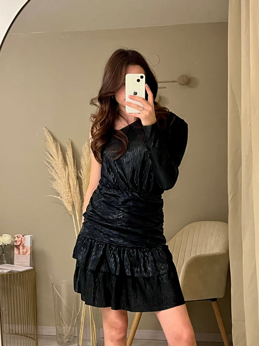 Robe brillante asymétrique noire à épaule dénudée