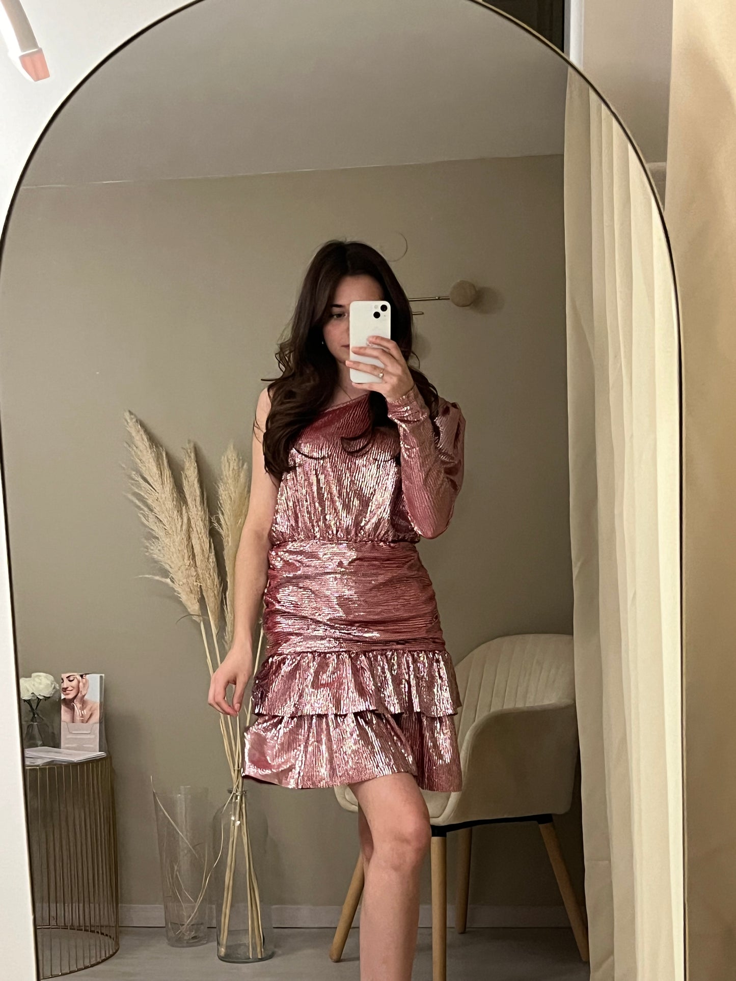 Robe brillante rose à épaule dénudée