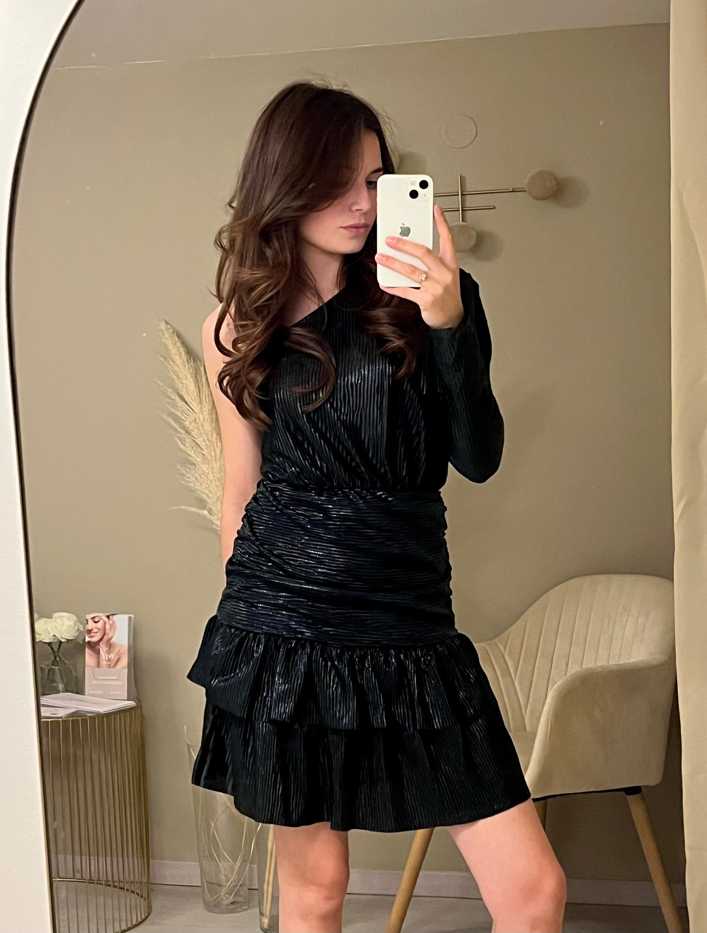 Robe brillante asymétrique noire à épaule dénudée