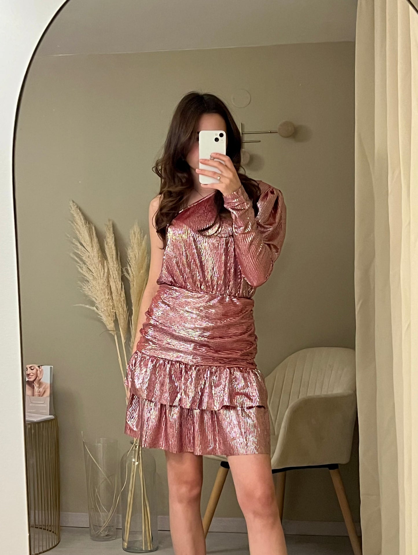 Robe brillante rose à épaule dénudée